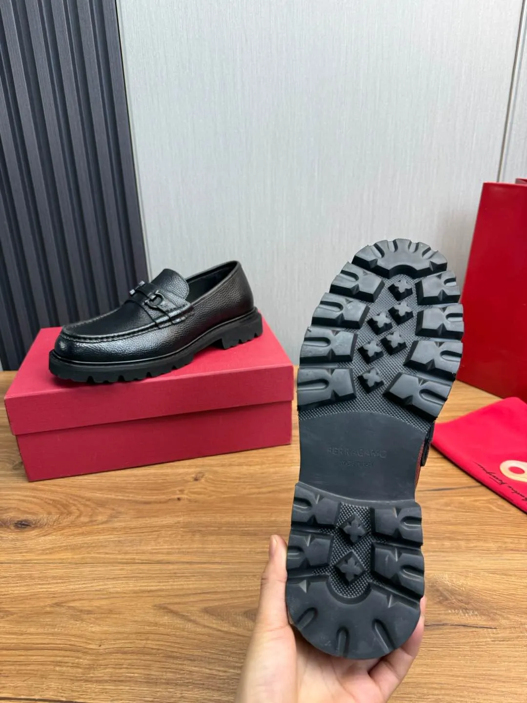 Men's shoes 💰880💰 Ferragamo. [Ferragamo] men's thick-soled loafers, the latest hot style, 1:1 original purchase quality, top quality, imported open-edge beaded cowhide leather on the upper, hand-made three-dimensional stitching highlights the round toe design, the inner foot pads are all imported cowhide, with original lightweight foam outsole, matching code 39-44, (38, 45 custom-made, non-refundable)